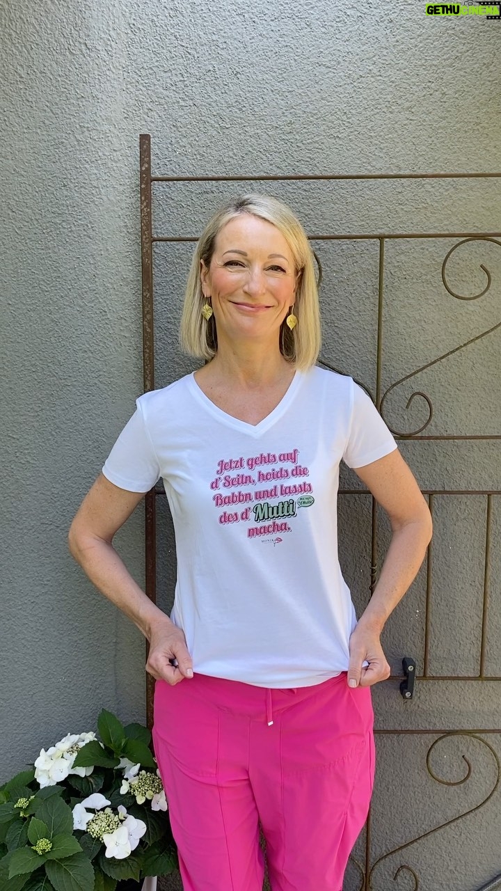 Monika Gruber Instagram - Die neuen Mutti-T-Shirts sind da! ❤️ Link in der Bio!
