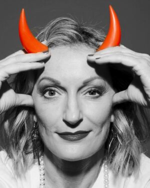 Monika Gruber Instagram - In jeder Frau kommt manchmal das kleine Deiferl raus ... bei mir vielleicht einmal öfter 🙃! 

#monikagruber #kabarett #bayern #teufel #devil #shooting #shootingday #erding #münchen #comedy #photography #pictureoftheday #picoftheday