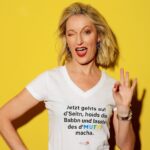 Monika Gruber Instagram - Das neue „Mutti-Shirt“ ist ab jetzt in meinem Shop erhältlich. Link in Bio, wie der Influencer sagt. 😜 Erding, Germany