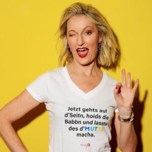 Monika Gruber Instagram - Das neue „Mutti-Shirt“ ist ab jetzt in meinem Shop erhältlich. Link in Bio, wie der Influencer sagt. 😜