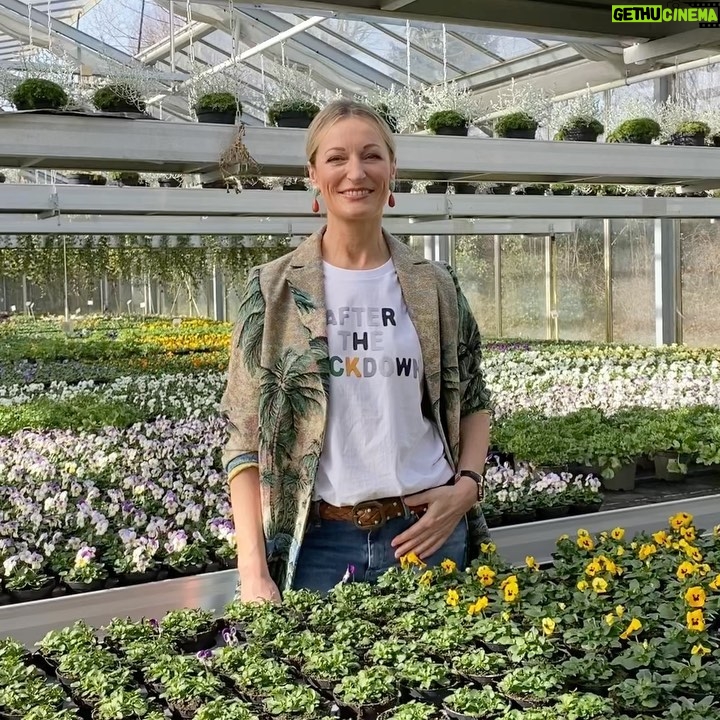 Monika Gruber Instagram - Ihr Lieben, die Tickets für meine erste Online-Show „Hoffnung - Die Lage ist besäufniserregend“ sind jetzt verfügbar. Ich freu mich sehr, wenn Ihr dabei seid! Link in der Bio. ❤️ #monikagruber #kabarett #hoffnung #online #onlineshow #stream #streaming #kabarett #comedy #bayern #erding #satire Erding, Germany