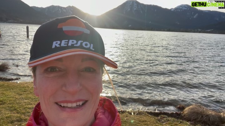 Monika Gruber Instagram - Ich war am schönen Tegernsee, denn ich schreibe an einem neuen Programm. Titel: „Hoffnung - Die Lage ist besäufniserregend.“ Gibts Ende März, aufgrund der aktuellen Lage aber leider nur online. Weitere Infos folgen. 😊 Bad Wiessee