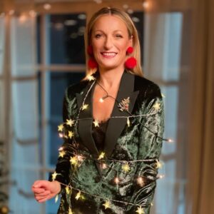 Monika Gruber Instagram - Gestern war beim Dreh für ESB schon wieder Weihnachten...

#monikagruber #kabarett #dreh #shooting #setlife #comedy #esb #energiesüdbayern #werbedreh #werbung #actorslife #bayern #münchen #weihnachten