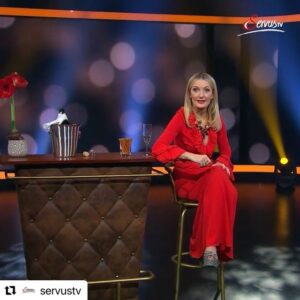 Monika Gruber Instagram - Da hilft nur Herrenbesuch! 
Mein Jahresrückblick heute um 20:15 Uhr auf @servustv!
#monikagruber #kabarett #satire #comedy #servus #servustv #bayern #österreich #salzburg #silvester #newyear #prosecco #alkohol #happynewyear