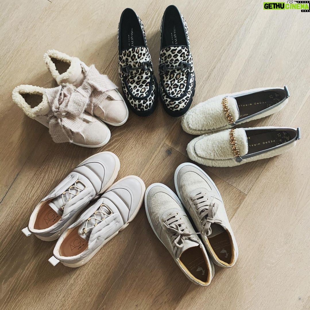 Monika Gruber Instagram - Wer sagt, dass Winterschuhe trist und fad sein müssen🤗 #werbung #winter #schuhemachenglücklich #beigeoutfit #schneeweiß #modeinspiration #styleinspiration #whitechristmas #cream #schuhliebe #gutelaune