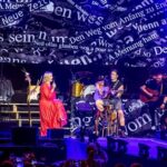 Monika Gruber Instagram - Am Freitag bei „Gabalier & Friends“ in Kitzbühel: Mega Publikum, Wahnsinns-Stimmung, tolle Musiker/Band/Backstage-Team und ein charmanter, bestens gelaunter, hochprofessioneller Gastgeber. Tausend Dank, lieber Andi, dass ich dabei sein durfte und für Deine Geduld mit meinem spärlichen Sangestalent! Es war der auspapierlte Wahnsinn und für jeden Bühnenkünstler eine Lehrstunde für Bühnenperformance. Danke auch dem unglaublich freundlichen Personal vom „Schwarzen Adler“: Ich komme garantiert wieder. Das ist eine Drohung!😘❤️ Kitzbühel, Austria
