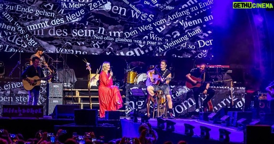 Monika Gruber Instagram - Am Freitag bei „Gabalier & Friends“ in Kitzbühel: Mega Publikum, Wahnsinns-Stimmung, tolle Musiker/Band/Backstage-Team und ein charmanter, bestens gelaunter, hochprofessioneller Gastgeber. Tausend Dank, lieber Andi, dass ich dabei sein durfte und für Deine Geduld mit meinem spärlichen Sangestalent! Es war der auspapierlte Wahnsinn und für jeden Bühnenkünstler eine Lehrstunde für Bühnenperformance. Danke auch dem unglaublich freundlichen Personal vom „Schwarzen Adler“: Ich komme garantiert wieder. Das ist eine Drohung!😘❤️ Kitzbühel, Austria