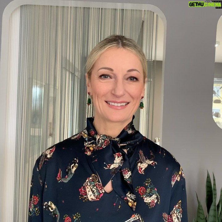 Monika Gruber Instagram - Bisher haben wir 2.621 Euro für @lichtblickseniorenhilfe eingenommen. DANKE! ❤️ Dieses Wochenende gibt es meine Bluse sowie ein tolles Paar Schuhe zu ersteigern. Der Erlös geht natürlich wieder zu 100 % an Lichtblick. Link in der Bio. #werbung #monikagruber #ebay #versteigerung #shirtaporter #lichtblick #senioren #spende #spendenaktion #auktion #gianvitorossi Munich, Germany