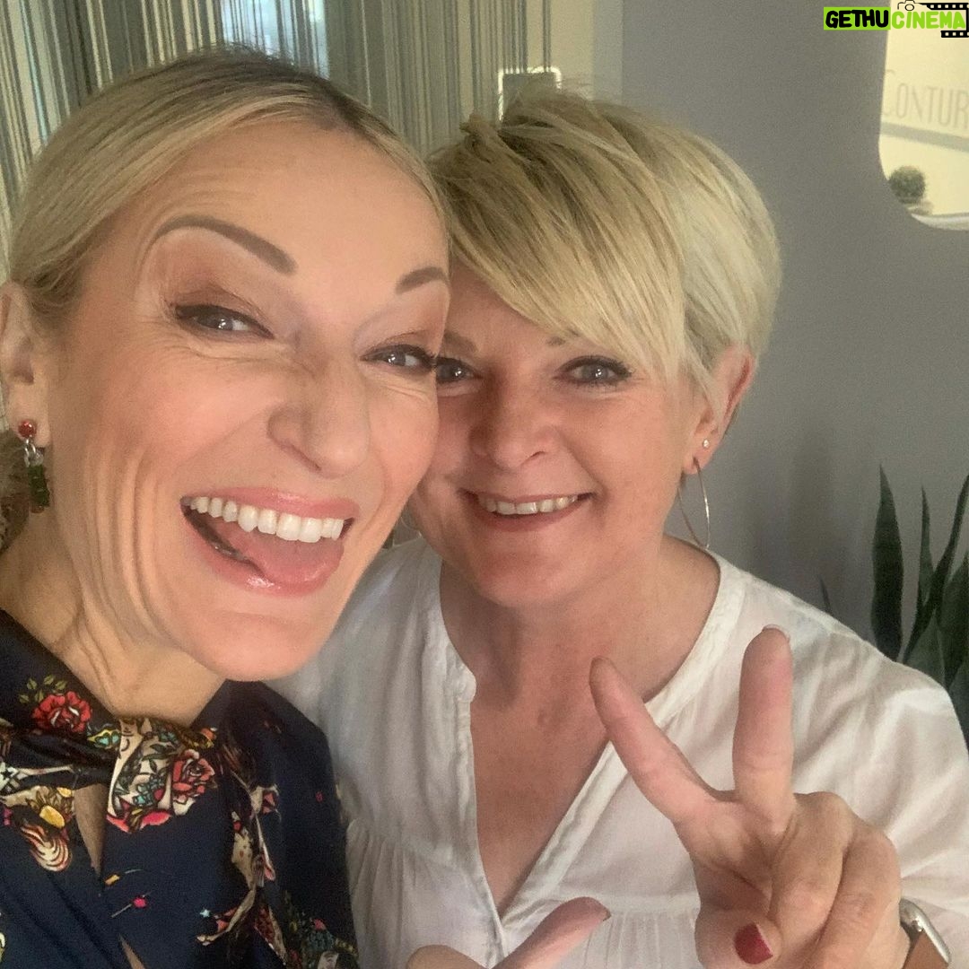 Monika Gruber Instagram - Danke auch an meine liebe Gabi, die die Versteigerungen für @lichtblickseniorenhilfe auf Ebay managed: Danke, dass Du immer für mich da bist....DANKE für Deine Freundschaft. Ich hab Dich sehr lieb!!❤️