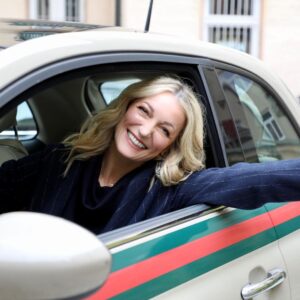 Monika Gruber Instagram - Wir lassen uns den Humor und die Lebensfreude nicht austreiben, versprochen?! A scheens Wochenende!
•
•
•
#monikagruber #shooting #bayern #fiat #fiat500 #münchen #schwabing #kabarett #comedy #underlöseunsvondenblöden #gucci #bayern #fun #positivevibes 
Foto: Katharina Baumann