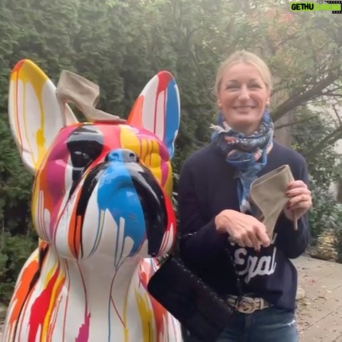 Monika Gruber Instagram - Ihr Lieben, ich versteigere 2 Teile aus meinem Kleiderschrank. Der Erlös geht zu 100 % an @lichtblickseniorenhilfe. Den Link zur Versteigerung findet Ihr in der Bio. #werbung #monikagruber #versteigerung #ebay #senioren #seniorenhilfe #fendi #aquazzura Munich, Germany