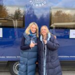 Monika Gruber Instagram - Zwei Vorstadtweiber am Set vom TATORT: die großartige, liebenswerte Nina Proll und meine Kleinigkeit. Danke auch noch mal an die tolle Regisseurin, Christine Hartmann, fürs ausführliche Proben... WOMEN ROCK!!!🎸🎤✌️ #tatort #ninaproll #monikagruber #setlife
