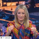 Monika Gruber Instagram - #Repost @servustv ・・・ Hysterie und Angst sind selten ein guter Ratgeber. Doch eine fruchtbare Diskussion über die Maßnahmen und Auswirkungen der Corona-Krise scheint oft nicht mehr möglich. 📺 Ansteckend ehrlich - Wie die Corona-Krise unsere Gesellschaft spaltet 📅 Montag, 26.10. ⏰ ab 18.35 Uhr bei #ServusTV Österreich 🇦🇹 und am 01.11. ab 16.55 Uhr bei ServusTV Deutschland🇩🇪 Abrufbar in der Servus Mediathek. #EinfachGutFernsehen Foto: ServusTV / Marco Riebler