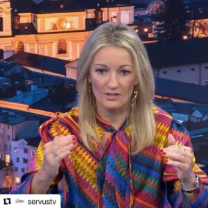 Monika Gruber Instagram - #Repost @servustv 
・・・
Hysterie und Angst sind selten ein guter Ratgeber. Doch eine fruchtbare Diskussion über die Maßnahmen und Auswirkungen der Corona-Krise scheint oft nicht mehr möglich. 
📺 Ansteckend ehrlich - Wie die Corona-Krise unsere Gesellschaft spaltet
📅 Montag, 26.10. ⏰ ab 18.35 Uhr bei #ServusTV Österreich 🇦🇹 und am 01.11. ab 16.55 Uhr bei ServusTV Deutschland🇩🇪 Abrufbar in der Servus Mediathek. #EinfachGutFernsehen  Foto: ServusTV / Marco Riebler