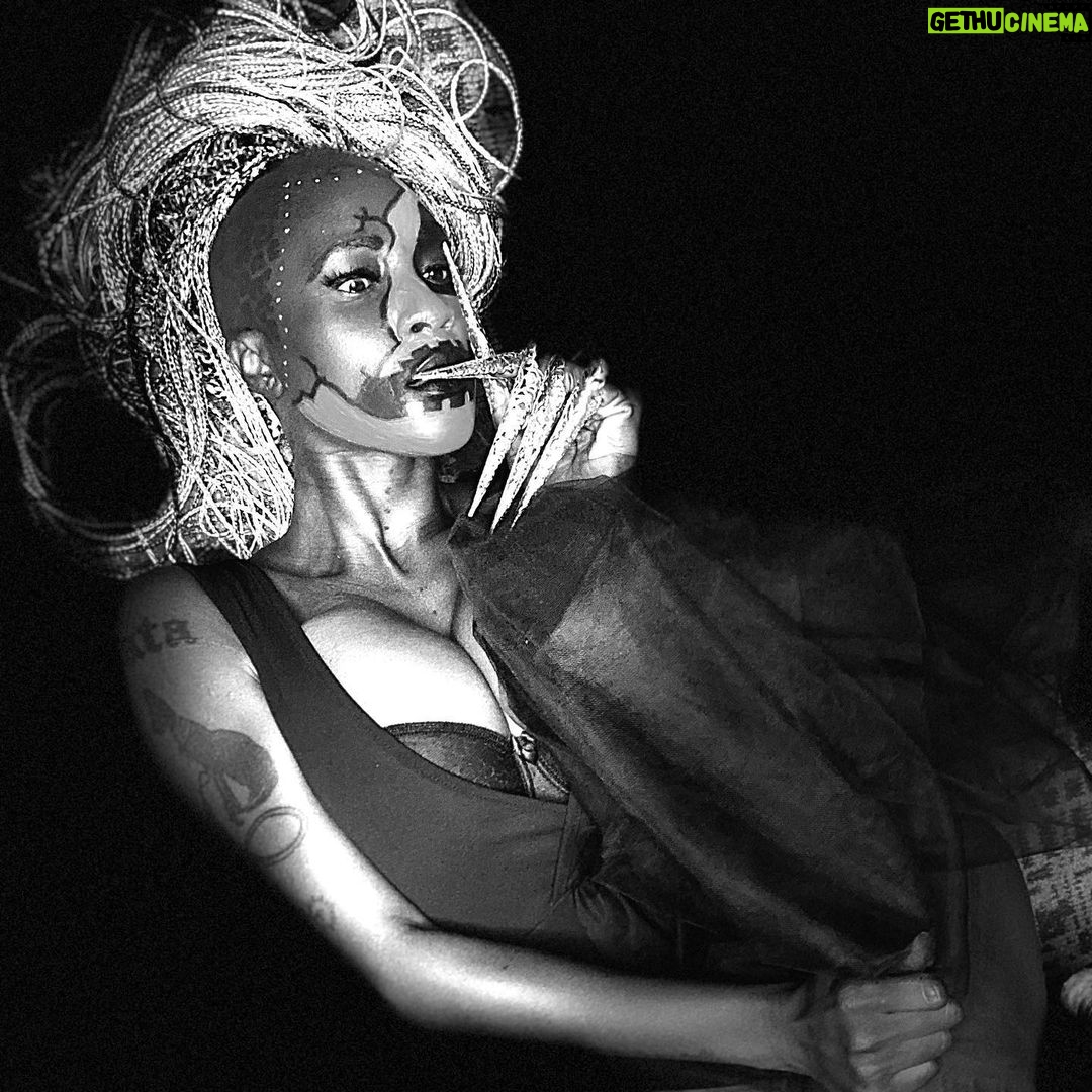 Monique Dupree Instagram - Good morning!! Don’t be afraid to say it back!!! Self reflection Makeup by Me Photo by me Edit by me #moniquedupree #artoftheday #makeuptransformation #noirseries #blackandwhitephotography #thatrueoriginalgata #selfieseries