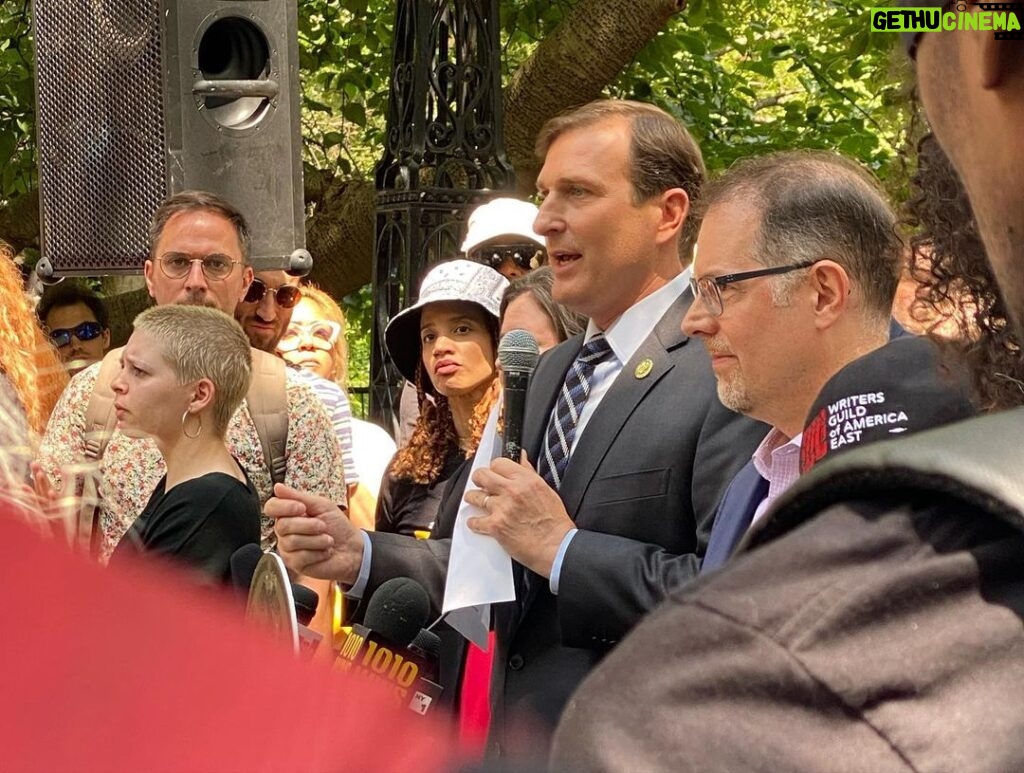 Monique Gabriela Curnen Instagram - We gathered to make our voices heard at NYC City Hall! So great to join forces with the lovely @dereknguyenwinsituation my brother from our sister union. 🖤❤️ NYC elected officials, @officialfrandrescher and @sagaftra @wgaeast showing what solidarity means #unionstrong #union #sagaftrastrong #wgastrong