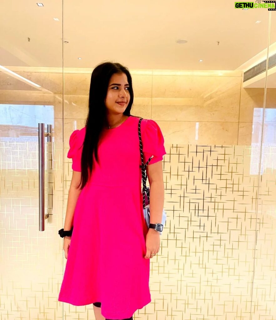 Monisha Vijay Instagram - 🩷 #pinklovers #fashion #instagood #instadaily #postoftheday #instafashion #instacool #pink #ethirneechal #monishavijay