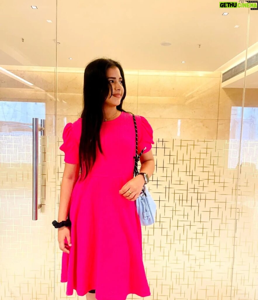 Monisha Vijay Instagram - 🩷 #pinklovers #fashion #instagood #instadaily #postoftheday #instafashion #instacool #pink #ethirneechal #monishavijay