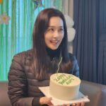 Moon Jeong-hee Instagram – #풀풀이들 #팬카페 #십여년만에 #모임 #생일파티 #생일주간 #감사합니다 #정성가득 #윳놀이 #제일신남 #무넌니

풀풀이들 먼길와서 
무넌니 파티도 준비해주고, 
잼나게 수다도 떨고 웃으며 행족(!)하고 즐거웠어!
고마워 😊😊😊😊
내사랑들 🌿 ☘️ 🌿 ☘️ 🌿 

Ps. 훈민정음 윳놀이는 그야말로 꿀잼!
나혼자 왤케 신났지?♡승리하신 팀 축하해요 🎉 
@fullmoon_fullfull