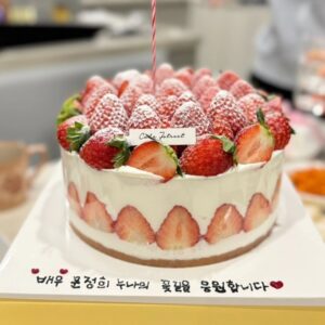Moon Jeong-hee Instagram - #생일 #축하 #고맙습니다 #친구들과 #마누 #manu #생일파티 #함께해주셔서감사합니다

늘 마음다해 챙겨주고 사랑해주는 친구들과 가족들이 있으니 정말 행복합니다.
축하해주셔서 감사합니다 ㅎㅎ 

행복하세요♡

Ps.제인루이이네 💕 늘 감사해요
잭슨이네 함께해주셔서 고마웠어요
@chris_kim1979
@justinkim1978 
@manu_goldenretriever