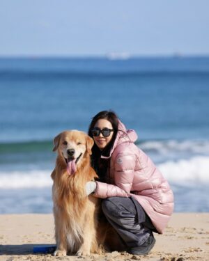 Moon Jeong-hee Instagram - #마누 #manu #christmas #friends #holy #holiday #jane #ruy #peace #dogs 

친구들과 함께하는 귀한 성탄절 입니다!
아이들 때문에 우당탕당 정신없지만, 
가만히 이시간들이 지나갑니다...
예수님이 주신 귀한 선물들을 잘 누리겠습니다.
참으로 감사합니다...

모두 메리크리스마스 
Merry Christmas all of you ♡♡♡

@manu_goldenretriever 
@joli_talon @foto.camper
@justinkim1978 
@chris_kim1979 
@russell_jowoo