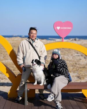 Moon Jeong-hee Instagram - #마누 #manu #christmas #friends #holy #holiday #jane #ruy #peace #dogs 

친구들과 함께하는 귀한 성탄절 입니다!
아이들 때문에 우당탕당 정신없지만, 
가만히 이시간들이 지나갑니다...
예수님이 주신 귀한 선물들을 잘 누리겠습니다.
참으로 감사합니다...

모두 메리크리스마스 
Merry Christmas all of you ♡♡♡

@manu_goldenretriever 
@joli_talon @foto.camper
@justinkim1978 
@chris_kim1979 
@russell_jowoo