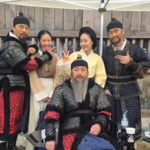 Moon Jeong-hee Instagram - #노량죽음의바다 #영화 #노량 #개봉일 #오늘 #극장에서만나요 #현장 #추억들 #판옥선 #이순신 #장군님 #송희립 #방씨부인 

영화 '노량-죽음의바다'
오늘개봉해요! 
치열하고 아름다웠던 촬영현장에서 추억 
몇장 풀어봅니다♡ 
뜨거운 감동 극장에서 함께해주세요!!

#김윤석 #최덕문 #노형원
