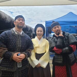 Moon Jeong-hee Instagram - #노량죽음의바다 #영화 #노량 #개봉일 #오늘 #극장에서만나요 #현장 #추억들 #판옥선 #이순신 #장군님 #송희립 #방씨부인 

영화 '노량-죽음의바다'
오늘개봉해요! 
치열하고 아름다웠던 촬영현장에서 추억 
몇장 풀어봅니다♡ 
뜨거운 감동 극장에서 함께해주세요!!

#김윤석 #최덕문 #노형원