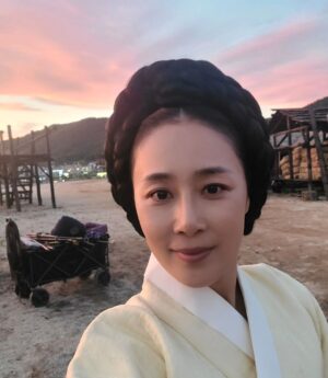 Moon Jeong-hee Instagram - #노량죽음의바다 #영화 #노량 #개봉일 #오늘 #극장에서만나요 #현장 #추억들 #판옥선 #이순신 #장군님 #송희립 #방씨부인 

영화 '노량-죽음의바다'
오늘개봉해요! 
치열하고 아름다웠던 촬영현장에서 추억 
몇장 풀어봅니다♡ 
뜨거운 감동 극장에서 함께해주세요!!

#김윤석 #최덕문 #노형원
