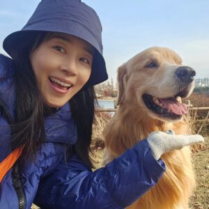 Moon Jeong-hee Instagram - #마누 #manu #일상 #산책 #공원 #데이트 #오래걷기 #콧구멍 #뻥뚤림 #추운바람 #추운날씨 #겨울 #좋아요 #미소천사 

걷다보니 땀도 나고 심지어
시원하게 느껴지는 날씨!
오랜만에 오래걷고 신나게 산책했다 그치?
오늘밤엔 꿀잠 😴 예약요!♡