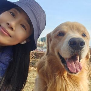 Moon Jeong-hee Instagram - #마누 #manu #일상 #산책 #공원 #데이트 #오래걷기 #콧구멍 #뻥뚤림 #추운바람 #추운날씨 #겨울 #좋아요 #미소천사 

걷다보니 땀도 나고 심지어
시원하게 느껴지는 날씨!
오랜만에 오래걷고 신나게 산책했다 그치?
오늘밤엔 꿀잠 😴 예약요!♡