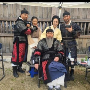 Moon Jeong-hee Instagram - #노량죽음의바다 #영화 #노량 #개봉일 #오늘 #극장에서만나요 #현장 #추억들 #판옥선 #이순신 #장군님 #송희립 #방씨부인 

영화 '노량-죽음의바다'
오늘개봉해요! 
치열하고 아름다웠던 촬영현장에서 추억 
몇장 풀어봅니다♡ 
뜨거운 감동 극장에서 함께해주세요!!

#김윤석 #최덕문 #노형원