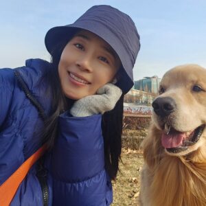 Moon Jeong-hee Instagram - #마누 #manu #일상 #산책 #공원 #데이트 #오래걷기 #콧구멍 #뻥뚤림 #추운바람 #추운날씨 #겨울 #좋아요 #미소천사 

걷다보니 땀도 나고 심지어
시원하게 느껴지는 날씨!
오랜만에 오래걷고 신나게 산책했다 그치?
오늘밤엔 꿀잠 😴 예약요!♡