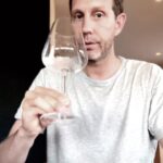 Morten Ramm Instagram - Kommer til å kjøre noen 2-minutters gentleman-kurs i helgene framover. Her kan du lære hvordan du kan ta rommet, middagen eller selskapet med stil som en taktfull og beleven mann, med god skikk og kutyme. En slik etikette lærer man ikke på skolen, så jeg gleder meg til å ta dere med i mitt univers, for å forbedre dine manerer. Neste uke blir det litt om dette med å håndtere din bordkavaler, mtp trekke ut stol osv. Lykke til🥂