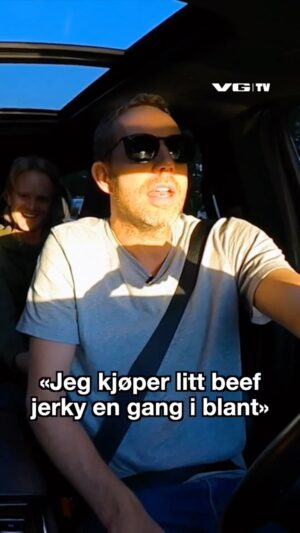 Morten Ramm Instagram - Ikje noe spesiælt som skjer her. Bare meg, Ole Soo, som spiser litt beef jerky. Hickory smoked. Bare scroll videre. Helt normalt å tygge hickory smoked beef jerky i bilen. 
Det er vel den vanligste ting i verden det? Andre som kjenner noen som pleier å tygge på hickory smoked beef jerky? Nei, tenkte meg det.