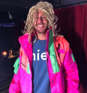 Morten Ramm Instagram - Lookalikes er lookalikes, og at det kan bli litt vel mange, den er forsåvidt grej, men når det er såpass treff at det blir en nyhetssak, da er vi vel ferdig med å sende doppelgangers i DM til meg. Fint å runde av det på en ålreit måte, selv om Kjetil Eide har vært stand in for meg på eventer i mange år, når jeg feks ikke gidder å ha DjDan selv. Han får manus, spiller cocojambo noen runder og sier at han skal lage litt liv og vaffelrøre her i kveld, og så er det hasta luego og 20% rett i fickan rett fra minibanken til Privatmegleren, Nille eller Elkjøp, Carl Berners kick off.