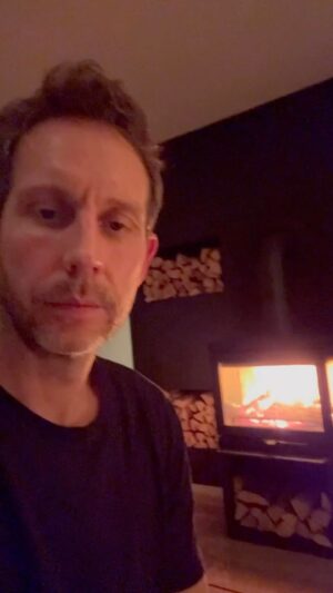Morten Ramm Instagram - Om du synes som meg, at det er ordentlig, ordentlig megaboring med rampenissen og ikke gidder å holde på med det hele desember, så må du bare gjøre det sånn at rampenissen er så rampete på dag 1 at han ikke kan gjøre flere rampestreker. Men da må han være så rampete at han feks brenner seg opp, eller ev hiver seg foran T-banen eller lignende. Da er det hasta luego og hej dåå til rampenissen for denne gang