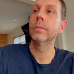 Morten Ramm Instagram - Gratulerer med farsdag. Anette skifta og dro ut på en liten «løpetur» rett før jeg stod opp her, men den løpeturen er vel sikkert mer en handletur for litt surprise med croissanter etc, så jeg fyrte litt i peisen, dekket på bordet og gjorde det litt koselig før jentene mine kommer stormende ned med tegninger til pappaen sin, med et lite brev om hvor mye de setter pris på å ha en trygg familie rundt seg, med en oppofrende pappa som stiller opp når det trengs. Det er liksom farsdag for meg. Og ja, det er jo nesten det samme hvert år, men barna vokser jo de også, og det er alltid no nytt, så det å se hva de finner på akkurat i år, er jo litt spennende uansett. Planene deres for dagen er i orden virker det som, så tipper jeg blir med på den håndballkampen nå først, og så blir det sikkert no mer greier seinere i dag, og så bare begynner vi å spise vi Anette, men det er ikke fordi det er no stress at den ble lengre den turen, men eggerøra begynner å bli kald her, så vi bare slenger i oss litt proteins her vi, før hu ene skulle fyke avgårde og hu andre var midt i Gossip girls, så da bare rydder jeg av her, og så tar vi det litt på hærn utover her bare. Glad i dere.