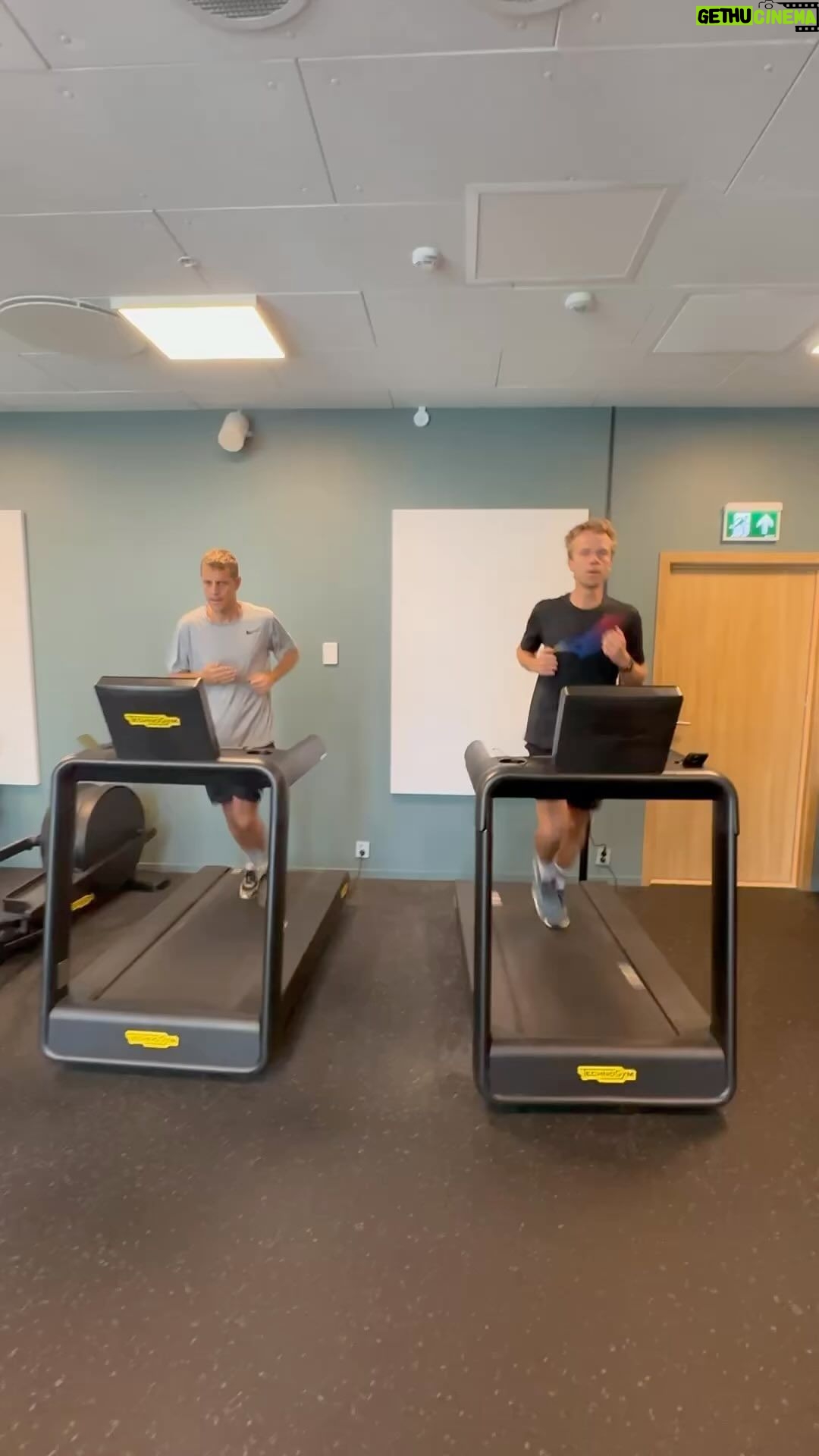 Morten Ramm Instagram - @jorgenhost har bursdag, og nå hadde jeg ikke noe bedre å gjøre enn å legge ut en video av han der han løper på en tredemølle. Jeg og alle i @btkameratene gratulerer. Følg oss gjerne der. Tar alt vi kan få i toppen av bunn av 4.divisjon