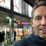 Morten Ramm Instagram - Var litt innom Undergrunn i Spektrum nå. Hadde ordna noen billetter til dattera mi og en venninne, men jeg er jo ikke så dust at jeg blir med inn og står sammen med de og er helt sjef på gølvet der, liksom og er den største tufsen. De sa liksom, skal du være med, og jeg bare er du idiiiiooot eller, jeg skjønner jo at ikke farsan skal være med på sånt. Veit du hvor lite spitzi det er? At jeg står der og bare pumper etter UG-beats? Nei, takk, jeg klarer meg veldig bra uten, takk som spør, så den billetten min den bare pælmer jeg, eller bare gi den bort dere, I dont give a flying fuck. Jeg hadde planer om å ta en tur rundt på Gunerius og Oslo City et par timer uansett, så jeg synes det var digg å få unnagjort det i kveld faktisk, men om noen er i området og skal slå ihjel litt tid, så er jeg rundt Telia og kikker just nu, men mulig HM og en matbit etter varje. Tar livet som det kommer bare. Hyl ut om i området. Jeg kækkærn bare her i hvert fall. Til ca 22:40 + ekstralåter