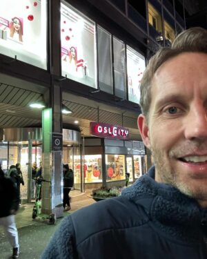 Morten Ramm Instagram - Var litt innom Undergrunn i Spektrum nå. Hadde ordna noen billetter til dattera mi og en venninne, men jeg er jo ikke så dust at jeg blir med inn og står sammen med de og er helt sjef på gølvet der, liksom og er den største tufsen. De sa liksom, skal du være med, og jeg bare er du idiiiiooot eller, jeg skjønner jo at ikke farsan skal være med på sånt. Veit du hvor lite spitzi det er? At jeg står der og bare pumper etter UG-beats? Nei, takk, jeg klarer meg veldig bra uten, takk som spør, så den billetten min den bare pælmer jeg, eller bare gi den bort dere, I dont give a flying fuck. Jeg hadde planer om å ta en tur rundt på Gunerius og Oslo City et par timer uansett, så jeg synes det var digg å få unnagjort det i kveld faktisk, men om noen er i området og skal slå ihjel litt tid, så er jeg rundt Telia og kikker just nu, men mulig HM og en matbit etter varje. Tar livet som det kommer bare. Hyl ut om i området. Jeg kækkærn bare her i hvert fall. Til ca 22:40 + ekstralåter