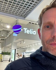 Morten Ramm Instagram - Var litt innom Undergrunn i Spektrum nå. Hadde ordna noen billetter til dattera mi og en venninne, men jeg er jo ikke så dust at jeg blir med inn og står sammen med de og er helt sjef på gølvet der, liksom og er den største tufsen. De sa liksom, skal du være med, og jeg bare er du idiiiiooot eller, jeg skjønner jo at ikke farsan skal være med på sånt. Veit du hvor lite spitzi det er? At jeg står der og bare pumper etter UG-beats? Nei, takk, jeg klarer meg veldig bra uten, takk som spør, så den billetten min den bare pælmer jeg, eller bare gi den bort dere, I dont give a flying fuck. Jeg hadde planer om å ta en tur rundt på Gunerius og Oslo City et par timer uansett, så jeg synes det var digg å få unnagjort det i kveld faktisk, men om noen er i området og skal slå ihjel litt tid, så er jeg rundt Telia og kikker just nu, men mulig HM og en matbit etter varje. Tar livet som det kommer bare. Hyl ut om i området. Jeg kækkærn bare her i hvert fall. Til ca 22:40 + ekstralåter