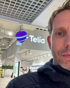 Morten Ramm Instagram - Var litt innom Undergrunn i Spektrum nå. Hadde ordna noen billetter til dattera mi og en venninne, men jeg er jo ikke så dust at jeg blir med inn og står sammen med de og er helt sjef på gølvet der, liksom og er den største tufsen. De sa liksom, skal du være med, og jeg bare er du idiiiiooot eller, jeg skjønner jo at ikke farsan skal være med på sånt. Veit du hvor lite spitzi det er? At jeg står der og bare pumper etter UG-beats? Nei, takk, jeg klarer meg veldig bra uten, takk som spør, så den billetten min den bare pælmer jeg, eller bare gi den bort dere, I dont give a flying fuck. Jeg hadde planer om å ta en tur rundt på Gunerius og Oslo City et par timer uansett, så jeg synes det var digg å få unnagjort det i kveld faktisk, men om noen er i området og skal slå ihjel litt tid, så er jeg rundt Telia og kikker just nu, men mulig HM og en matbit etter varje. Tar livet som det kommer bare. Hyl ut om i området. Jeg kækkærn bare her i hvert fall. Til ca 22:40 + ekstralåter
