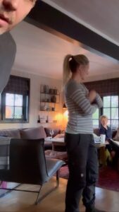 Morten Ramm Instagram - Trust fall. Å stole på hverandre skal visst være en biologisk egenskap vi har, men allikevel kan det å teste hverandre være fornuftig. Vi har alle sett eller deltatt på øvelsen hvor vi skal dette bakover, og da stole på at personen bak tar deg imot, så du ikke detter i bakken og slår deg. Jeg synes ikke denne testen er god nok. Jeg mener at du kan bruke testen, men ta den uanmeldt, og først da kan du vite om du kan stole på feks personen du har valgt å vie livet ditt med. @anette_ernaering som jeg er sammen med bestod ikke denne testen på hytta i dag, og jeg må rett og slett litt i tenkeboksen. Jeg vil være sammen med en som kan ta meg i mot når jeg faller. På den testen strøyk madammen med glans og vi får bare se hvordan dette ender, for noe er definitivt ødelagt, så får vi bare se om hun igjen kan opparbeide seg den tilliten jeg søker i et forhold