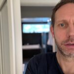 Morten Ramm Instagram - Når noen sier at de «har gått på en dør bare», så har de mest sannsynlig blitt banka opp og ikke gått på en dør, for jeg gikk hardt på den døra istad og det synes nesten ikke. Så om noen sier at bare har gått på døra, men har en klokke rundt en av gluggene, så stol på magkänslan her og ikke tenk at det faktisk stemmer. Kanskje stille noen kontrollspørsmål, og høre litt om hvordan hen har det i heimen.