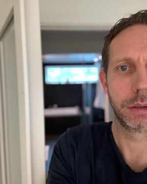Morten Ramm Instagram - Når noen sier at de «har gått på en dør bare», så har de mest sannsynlig blitt banka opp og ikke gått på en dør, for jeg gikk hardt på den døra istad og det synes nesten ikke. Så om noen sier at bare har gått på døra, men har en klokke rundt en av gluggene, så stol på magkänslan her og ikke tenk at det faktisk stemmer. Kanskje stille noen kontrollspørsmål, og høre litt om hvordan hen har det i heimen.