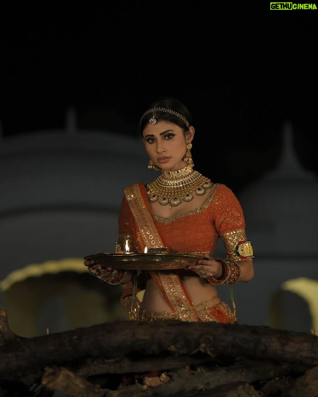 Mouni Roy Instagram - Pages from a dance drama ðŸŽ