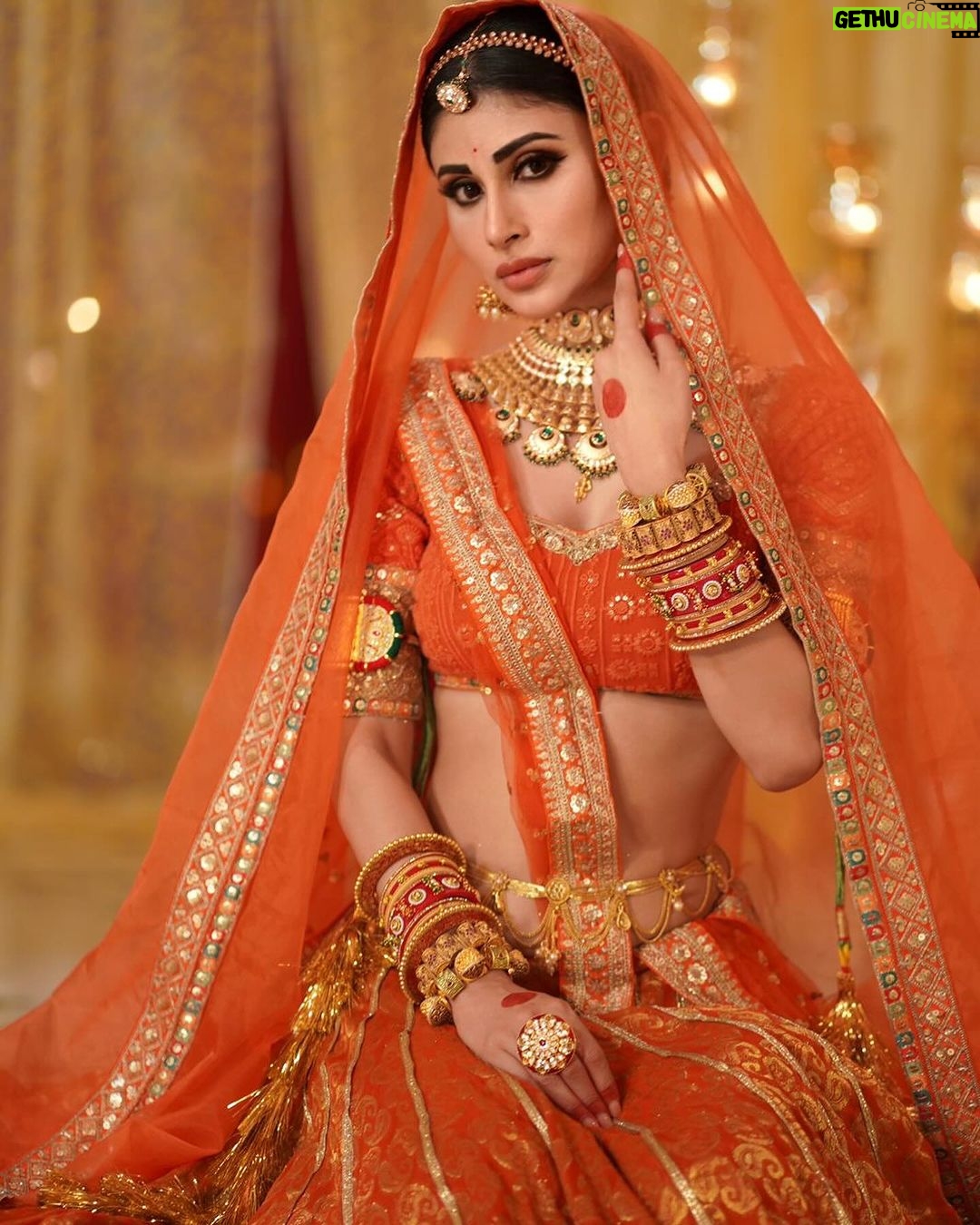 Mouni Roy Instagram - Pages from a dance drama ðŸŽ
