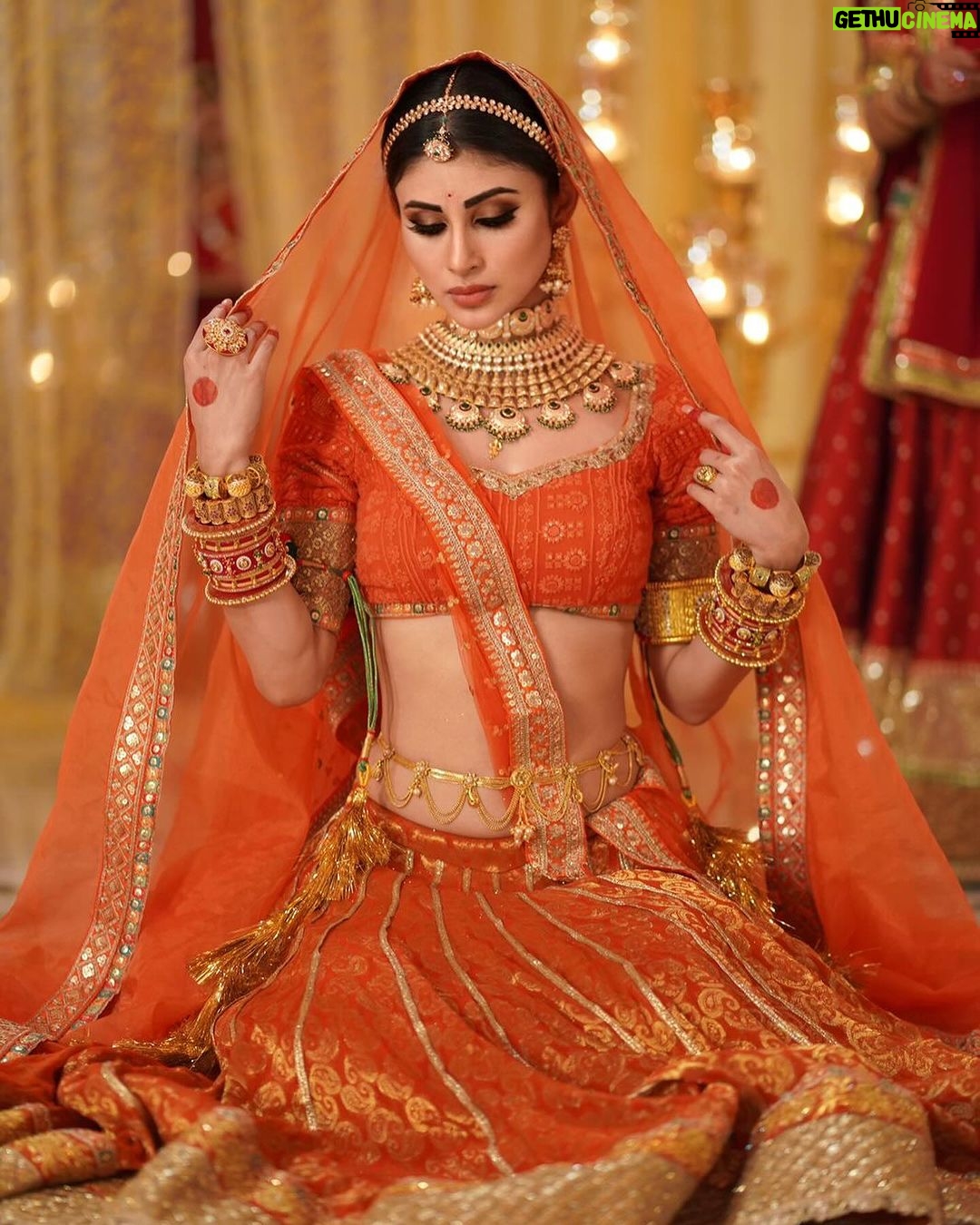 Mouni Roy Instagram - Pages from a dance drama ðŸŽ