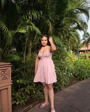 Mridanjli Rawal Instagram - 🦋🌸
:
:
#instagram #pinkdress #howtodress #goavibes #goals #howtowear #vacationvibes #throwback #love #fashiondaily #fashionlover❤️ #fridayflowers #naturephoto #allfashion #pinklove